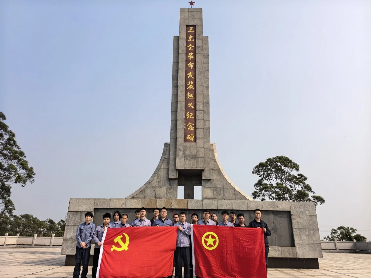 清明追思承古意，，，，，，华龙护绿启新篇